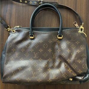 Louis Vuitton Purse- Pre Owned Condition